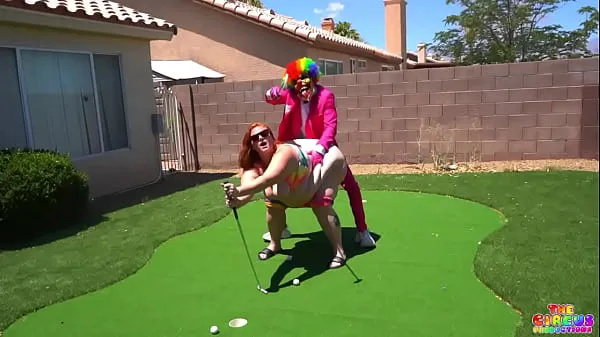 Visa Julie Ginger beat Gibby The Clown in a game of mini golf and this happened klipp filmer