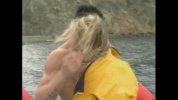 Mostrar Sexo en un barco con la tetona Farrah clips de películas