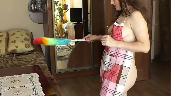 Pokaż MILF sexy brunette Frina naked cleans apartment and sings song "Katyusha". Booty ass MILF natural tits. Naked mommy brunette MILF cleans room. Home nudism. No panties and bra klipy Filmy