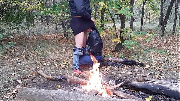 Afficher Beau sexe en public dans la forêt au coin du feu - Lesbian Illusion Girls clips Films