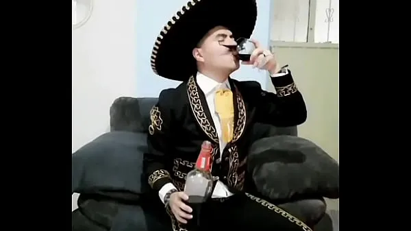 Das Üben, Mariachi zu sein, machte mich sehr geil, bis ich die Flasche Sherry leer hatte Clips Filme anzeigen