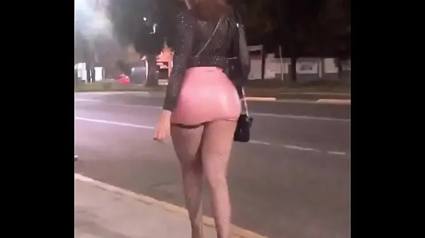 Mostrar NALGONA CON TETAS GRANDES ENSEÑANDO EN LA CALLE clips de películas