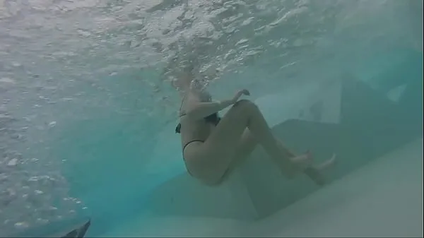 Mostrar Mostrando meu pau na frente de uma gostosa em piscina pública e me ajuda e fode - é muito arriscado com casal perto - P2 clipes Filmes