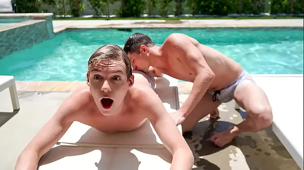 Mostrar A festa na piscina se transforma em uma maratona selvagem quando os dois meio-irmãos Taylor Reign e Jack Bailey começam a fazer sexo na piscina e na piscina clipes Filmes