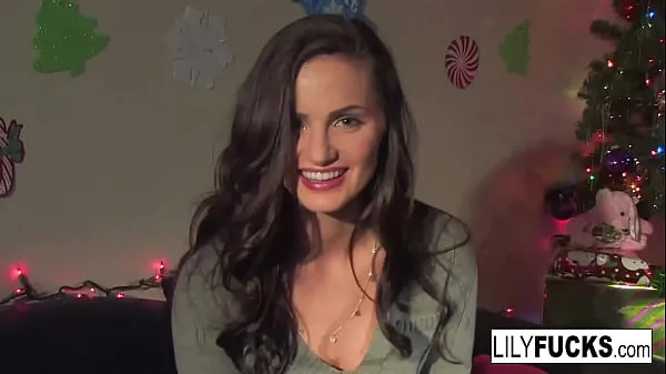 Mostrar Lily nos conta seus desejos de Natal com tesão antes de se satisfazer em ambos os buracos clipes Filmes