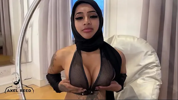 显示ARABIAN MUSLIM GIRL WITH HIJAB FUCKED HARD BY WITH MUSCLE MAN个剪辑电影