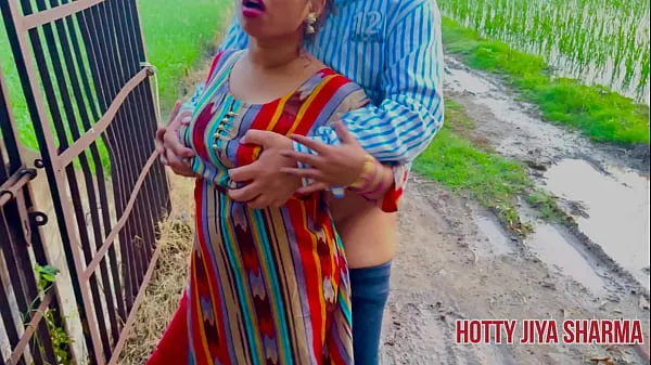 Mostra Sesso rischioso all'aperto con Bhabhi indiano che fa pipì e filmato da suo marito clip Film