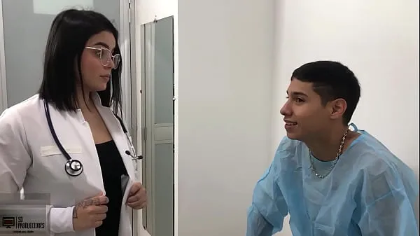 Mostrar La doctora chupa la polla del paciente, Dice que para mi tratamiento debo follarle su coño HISTORIA COMPLETA clips de películas