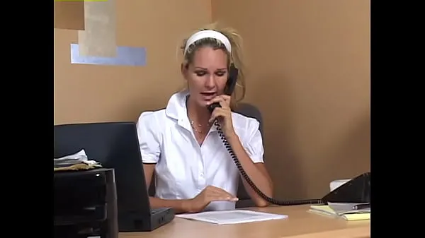 Mostra Scopare in ufficio con una MILF affamata clip Film