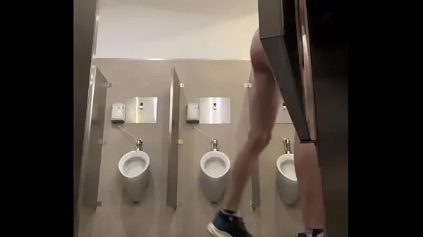 Junge berührt sich in einer öffentlichen Toilette Clips Filme anzeigen