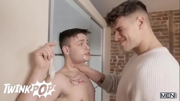 Der hübsche Malik Delgaty hat schwulen Spaß mit Ryan Bailey, bis seine Freundin sie erwischt - TWINKPOP Clips Filme anzeigen