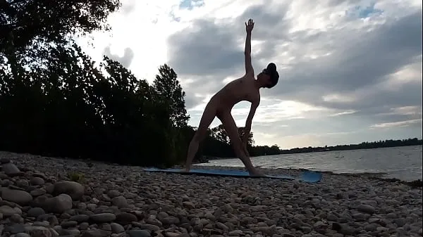 Mostra Il ragazzo nudista snello fa yoga nudo su una spiaggia naturista. Video di yoga nudo del modello porno gay Jon Arteen clip Film