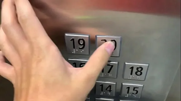 Sex in der Öffentlichkeit, im Aufzug mit einem Fremden und sie erwischen uns Clips Filme anzeigen