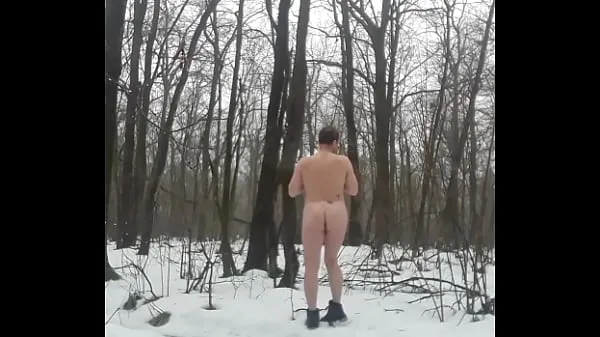 Slut posing in the forest in winter klip megjelenítése Filmek