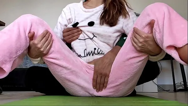Visa asian amateur real homemade teasing pussy and small tits fetish in pajamas klipp filmer
