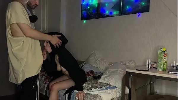 Mostrar Trío casero - una chica sedujo a un par de gays y los invitó a follar - 1.143 clips de películas