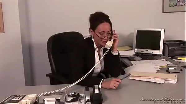 Mostrar Lesbian boss fucks her secretary with strapon clips de películas