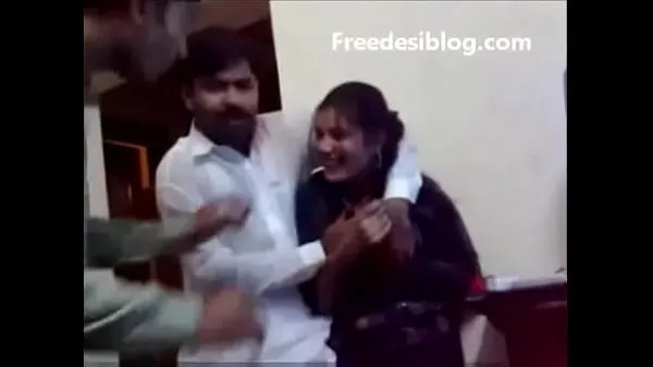 Εμφάνιση Pakistani Desi girl and boy enjoy in hostel room κλιπ Ταινιών